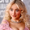 Sabrina Carpenter sta svelando la tracklist del suo nuovo album con dei cuccioli di cane