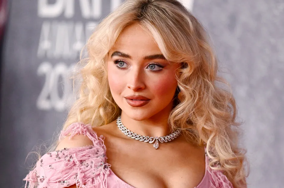 Sabrina Carpenter sta svelando la tracklist del suo nuovo album con dei cuccioli di cane