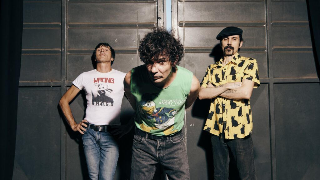 Gli Zen Circus vogliono vedere come va a finire, nonostante tutto il male: l’intervista