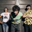 Gli Zen Circus vogliono vedere come va a finire, nonostante tutto il male: l’intervista