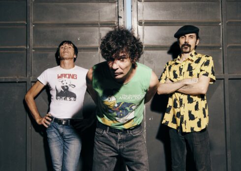 Gli Zen Circus vogliono vedere come va a finire, nonostante tutto il male: l’intervista