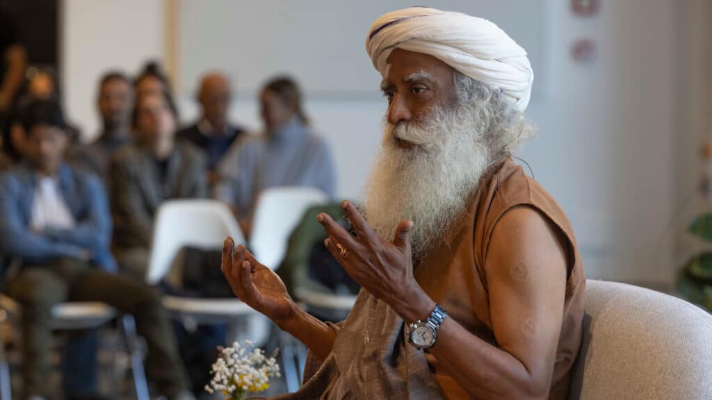 Milano incontra Sadhguru: spiritualità e musica in Triennale