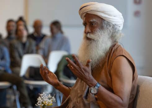 Milano incontra Sadhguru: spiritualità e musica in Triennale