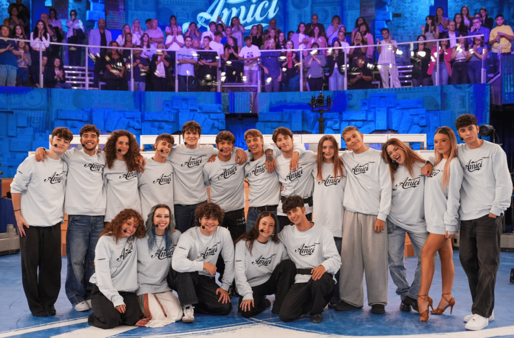 Al via la prima puntata di Amici: ballo e canto si sfidano per il banco