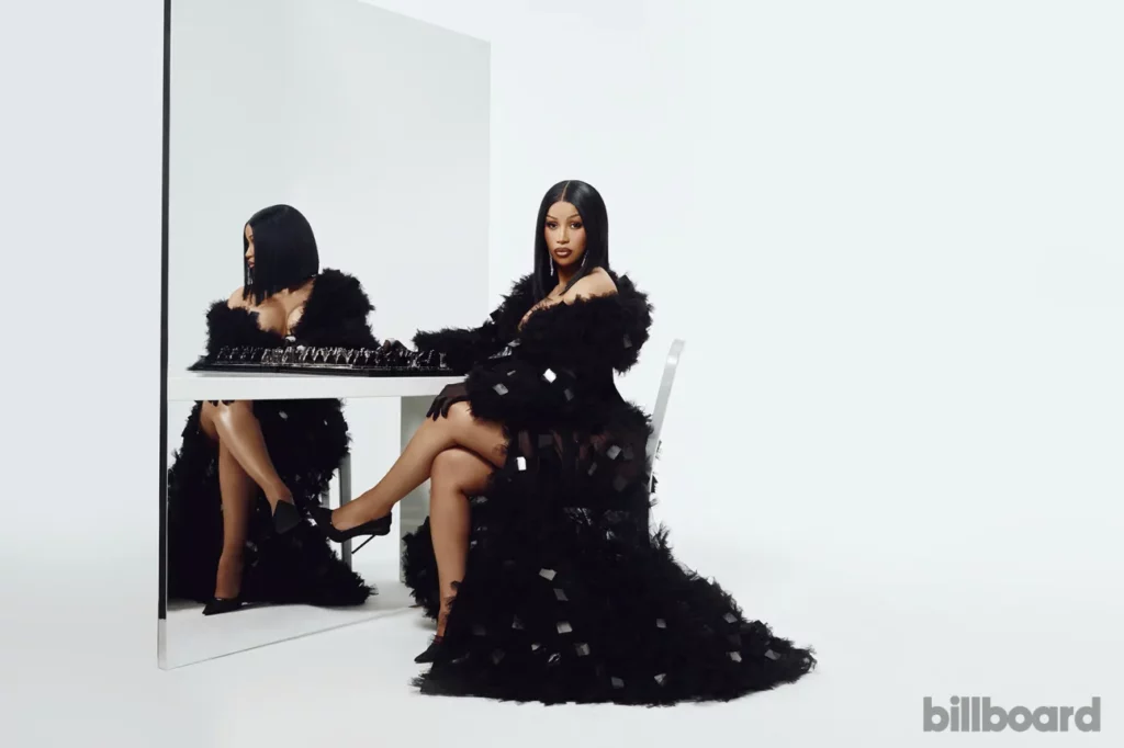 Cardi B parla del suo attesissimo album, dei sacrifici per i suoi figli e del perché l’America sta “pagando un cattivo karma”