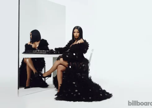 Cardi B parla del suo attesissimo album, dei sacrifici per i suoi figli e del perché l’America sta “pagando un cattivo karma”