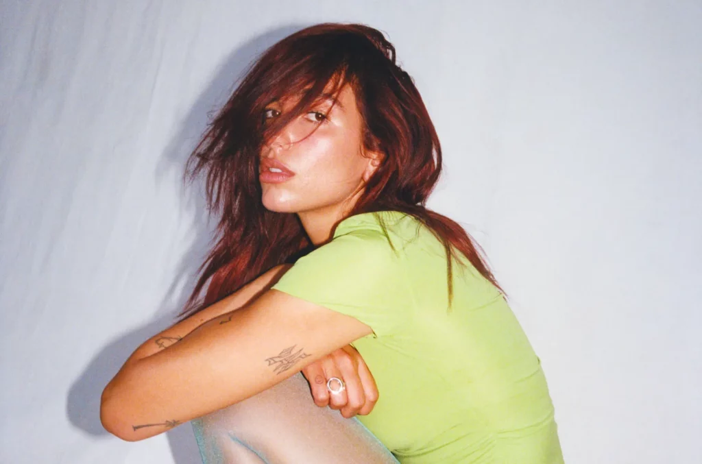 Dua Lipa licenzia il suo manager per aver firmato una petizione contro i Kneecap