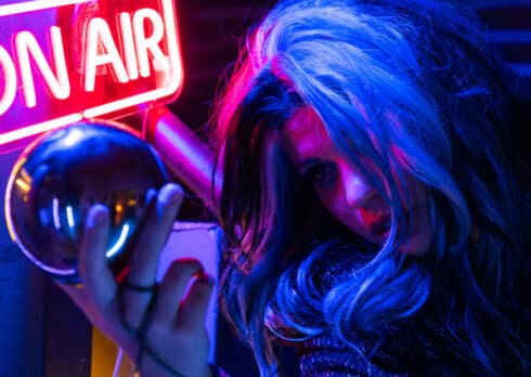 Elnoir presenta “Euphoria”: un loop tra desiderio e autodistruzione