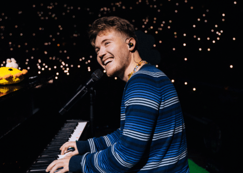 Alfa all’Unipol Forum porta il pubblico sulla strada di mattoni gialli verso Oz