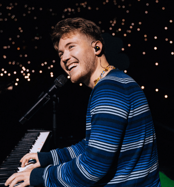 Alfa all’Unipol Forum porta il pubblico sulla strada di mattoni gialli verso Oz