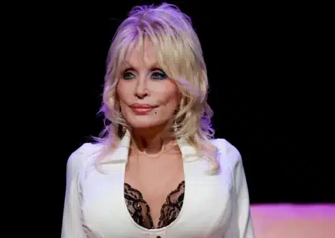 La sorella di Dolly Parton ha chiesto di pregare per la salute della star del country