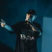 Quando molti vogliono essere anche altro, Fabri Fibra è “solo” e fieramente un rapper