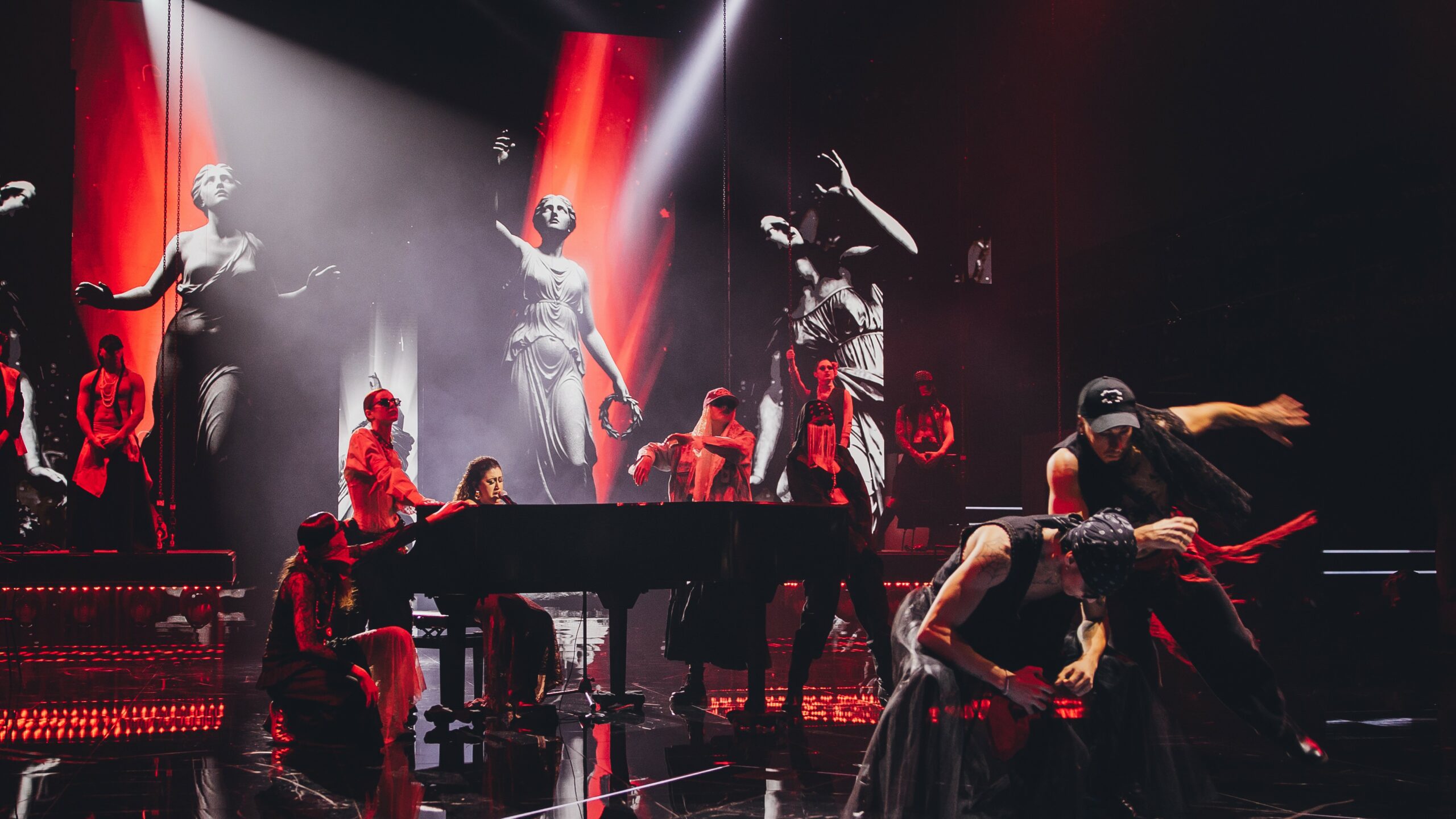 Tra fiamme al tavolo e assegnazioni rétro, il quarto live ha acceso X Factor 2025