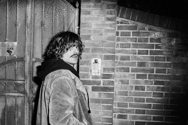 Famiglia - Cassio, cancello di casa, Livorno, novembre 2024