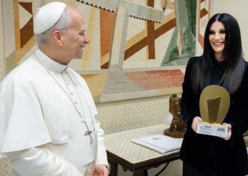 Laura Pausini riceve il premio Global Icon di Women in Music alla presenza del Papa