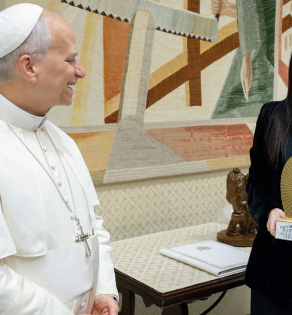 Laura Pausini riceve il premio Global Icon di Women in Music alla presenza del Papa