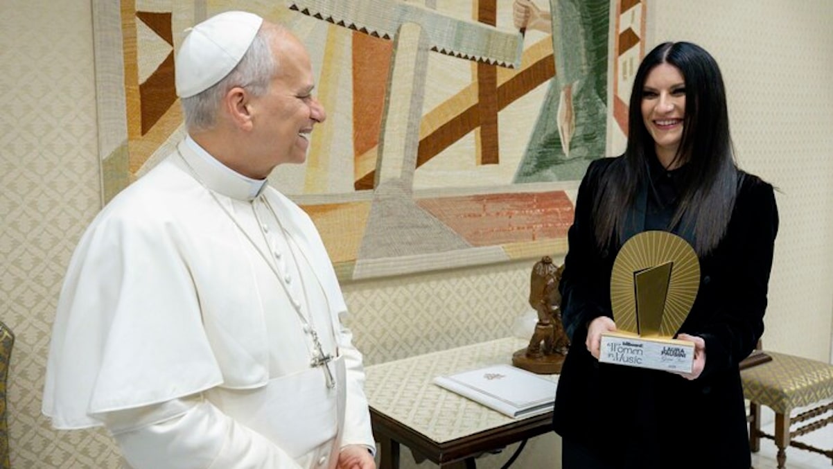 Laura Pausini riceve il premio Global Icon di Women in Music alla presenza del Papa