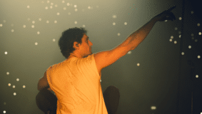 Bresh all’Unipol Forum fa salire tutti a bordo della sua nave pirata