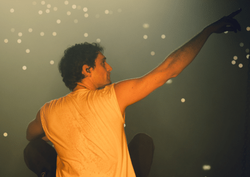 Bresh all’Unipol Forum fa salire tutti a bordo della sua nave pirata