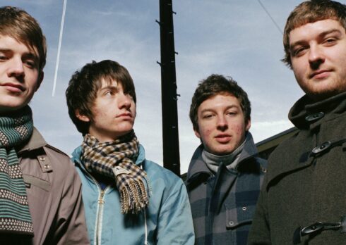Quattro ragazzi in una stanza: i 20 anni del primo album degli Arctic Monkeys raccontati dal produttore Jim Abbiss
