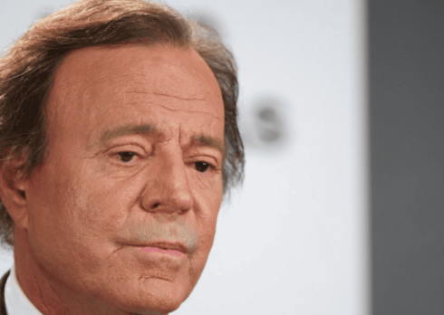 Julio Iglesias è stato accusato di violenza sessuale e traffico di esseri umani da due ex dipendenti