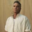 Robbie Williams: “Britpop” è un guanto di sfida ai Beatles e agli Oasis