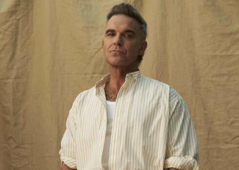 Robbie Williams: “Britpop” è un guanto di sfida ai Beatles e agli Oasis