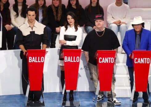 Amici 25, la diciassettesima puntata si porta dietro un eliminato e due nuovi ingressi