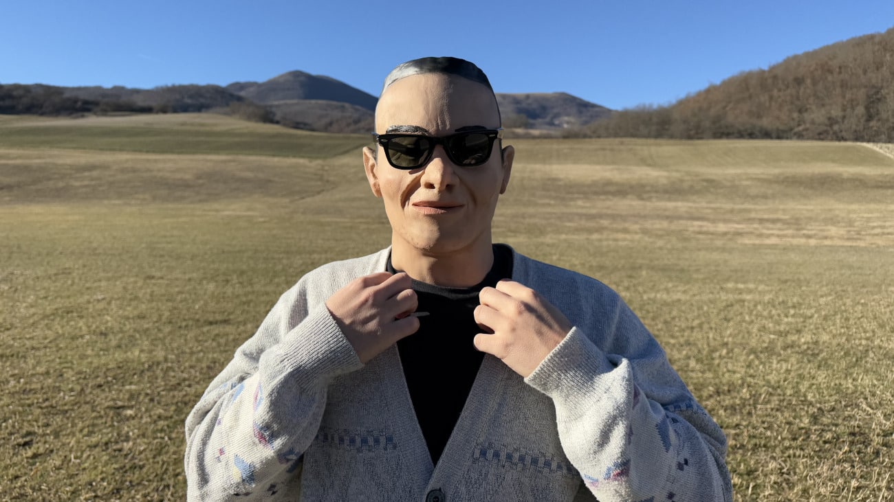 Guarda in anteprima il video di “Mirabilmente Calvo” di Elio Garrello