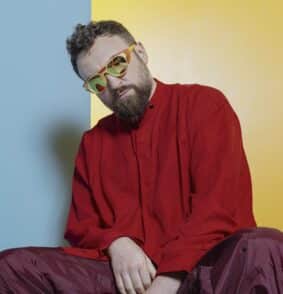 Dargen D’Amico a Sanremo con “AI AI”: «All’Eurovision vorrei vedere un artista palestinese»