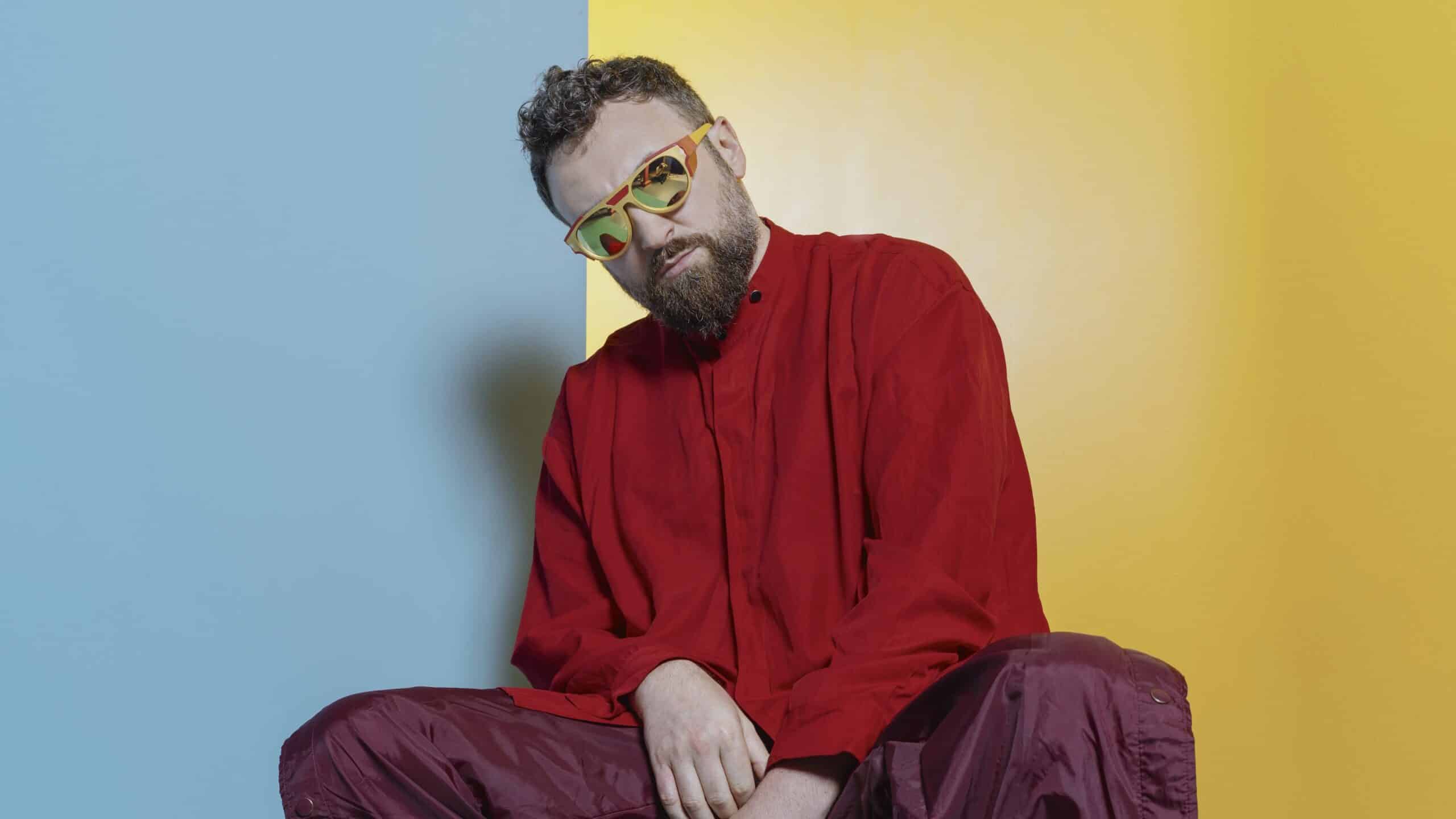 Dargen D’Amico a Sanremo con “AI AI”: «All’Eurovision vorrei vedere un artista palestinese»