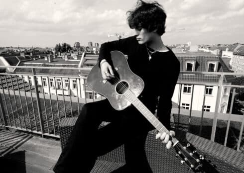 Guarda in anteprima il video di “Flashlight” di L.S. Lewis e Loudplace