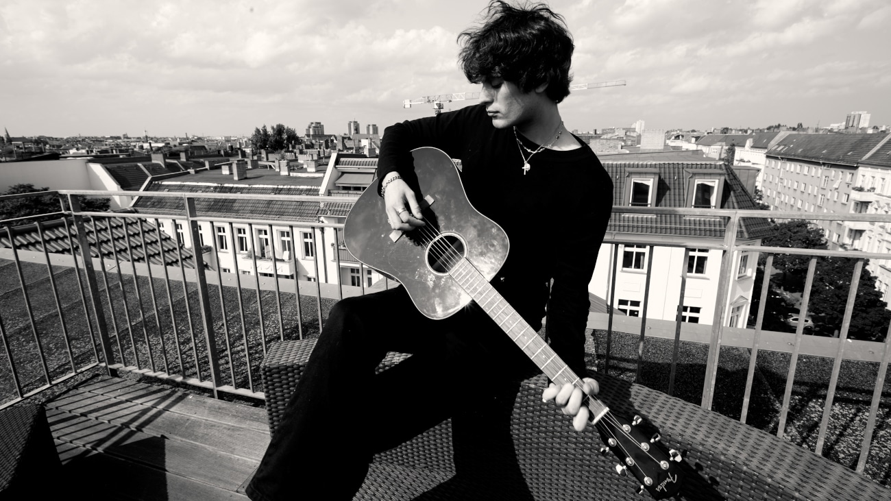 Guarda in anteprima il video di “Flashlight” di L.S. Lewis e Loudplace