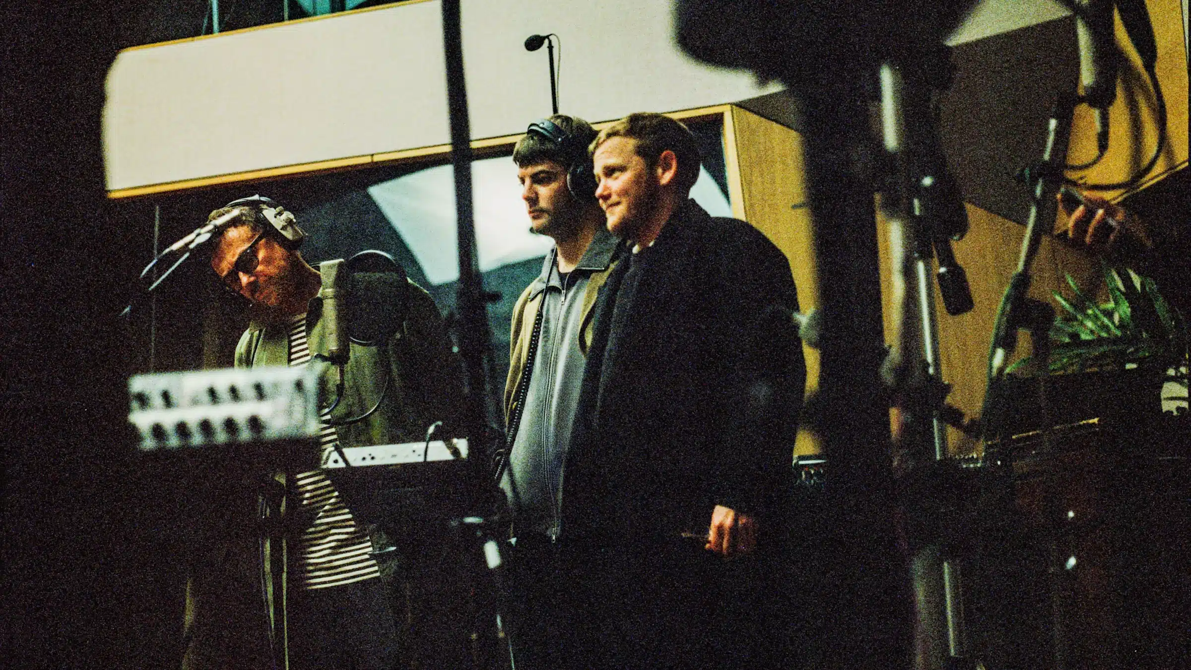 Mentre il mondo va a rotoli e grida aiuto, la musica ritrova un senso con “HELP(2)”