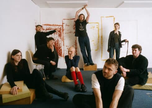 Tra ritiri musicali e un DM a Caroline Polachek, ecco come nasce la musica dei caroline: l’intervista