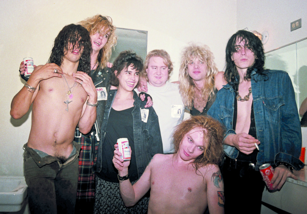 libro Guns N' Roses - foto - 3 - Scene da backstage con un giovane Tom Zutaut della Geffen Records