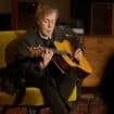 Paul McCartney e l’arte di abitare il passato: cinque istantanee su “The Boys of Dungeon Lane”