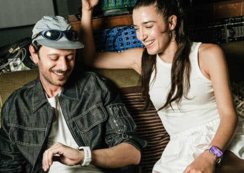 Elasi e Sam Ruffillo indossano gli smartwatch della nuova serie Huawei WATCH FIT 5