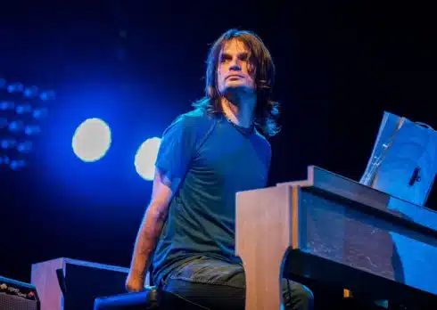 Jonny Greenwood: «Cancellare la musica equivale a togliere i libri dagli scaffali»