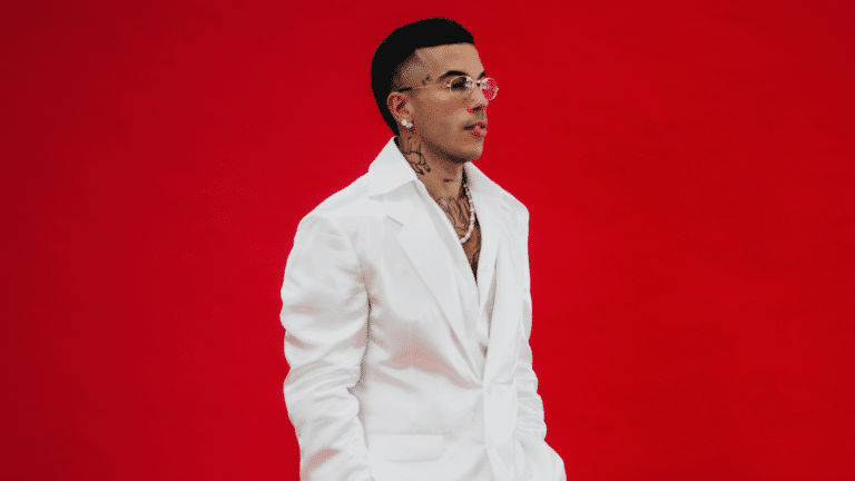 Più che un “Purosangue”, “Lontano” di Sfera Ebbasta sembra un cavallo di Troia