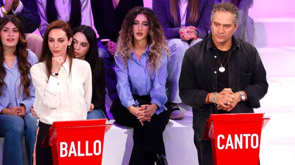 Amici 26: alla seconda puntata i banchi non sono definitivi e gli allievi hanno il freno a mano tirato