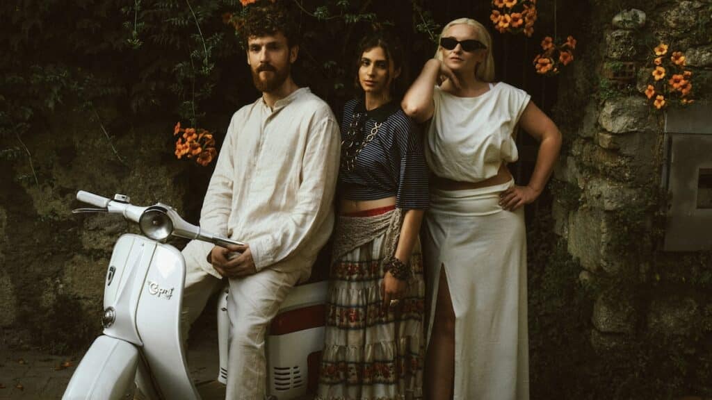 Grace Chatto racconta “La Dolce Vita” dei Clean Bandit con TÄRA: «Tutto crolla e fingiamo che vada bene»