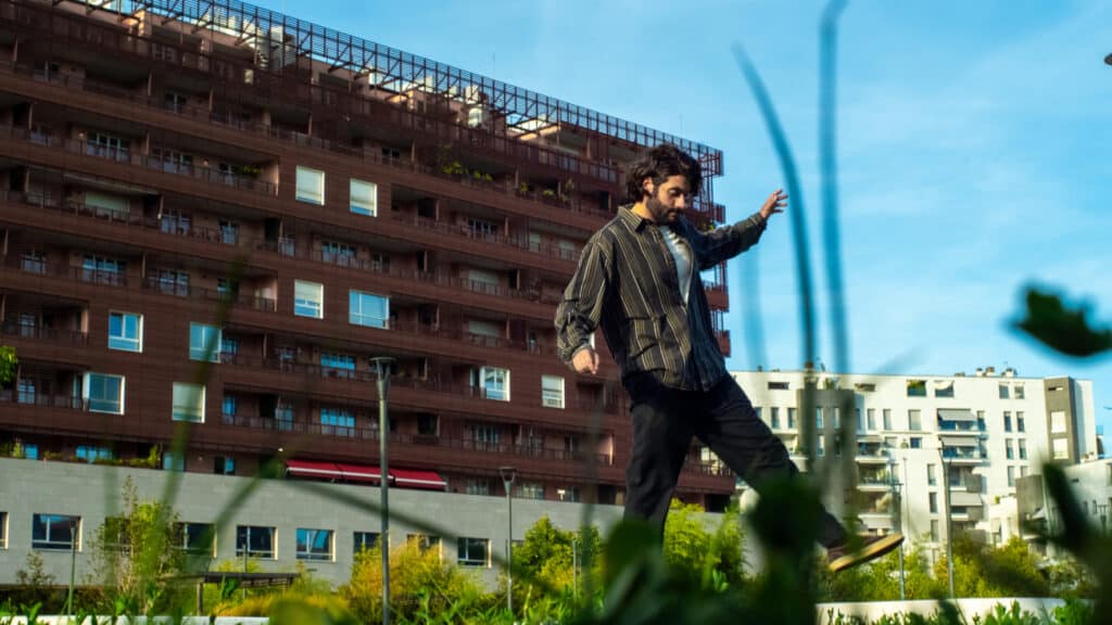 “Estranei dall’esterno, per sempre uguali”: in anteprima l’album di Francesco Pintus