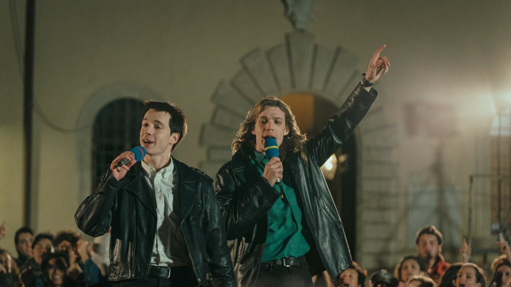 “Nord Sud Ovest Est: La leggendaria storia degli 883”, un coming of age in cinque canzoni 