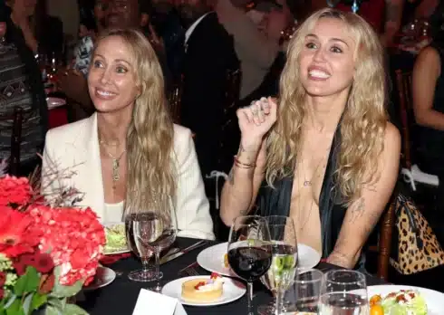Miley Cyrus racconta il suo impegno filantropico: «C’è ancora molto da fare»