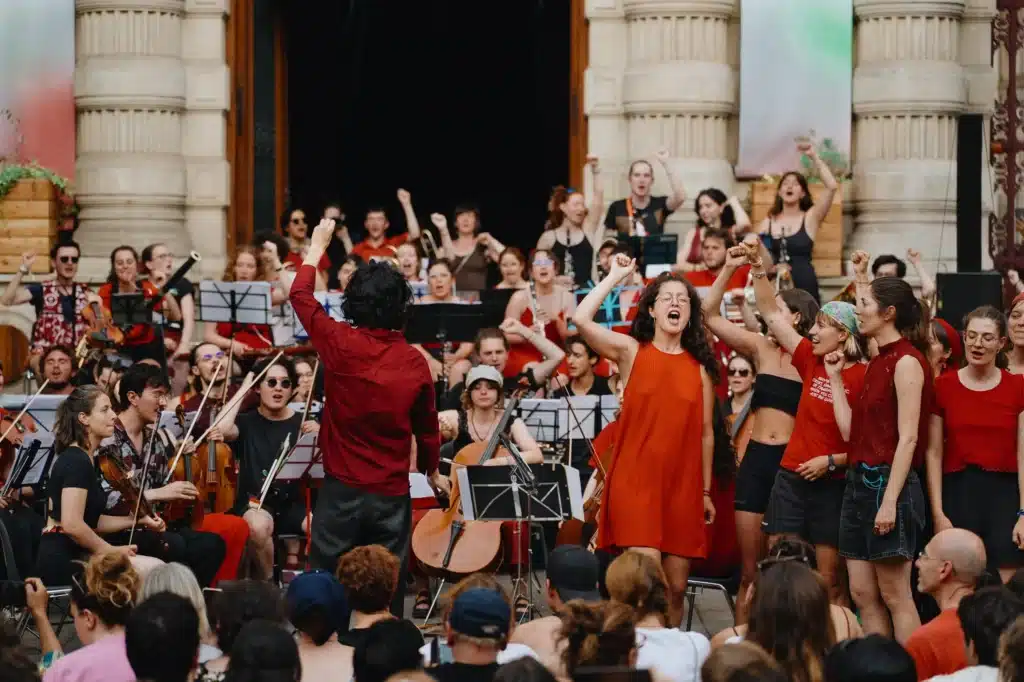 Come la musica e l’abbigliamento hanno contribuito a creare il linguaggio delle proteste